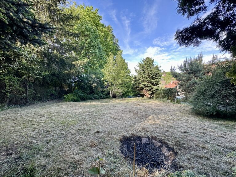 Stavební pozemek Zdiby-Brnky 500 m² – vhodný pro chalupu nebo rekreační dům